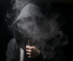 76481906-joven-vaping-un-e-cig-con-un-montón-de-nu...