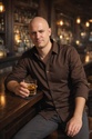 Mężczyzna_w_barze_z_whisky.png